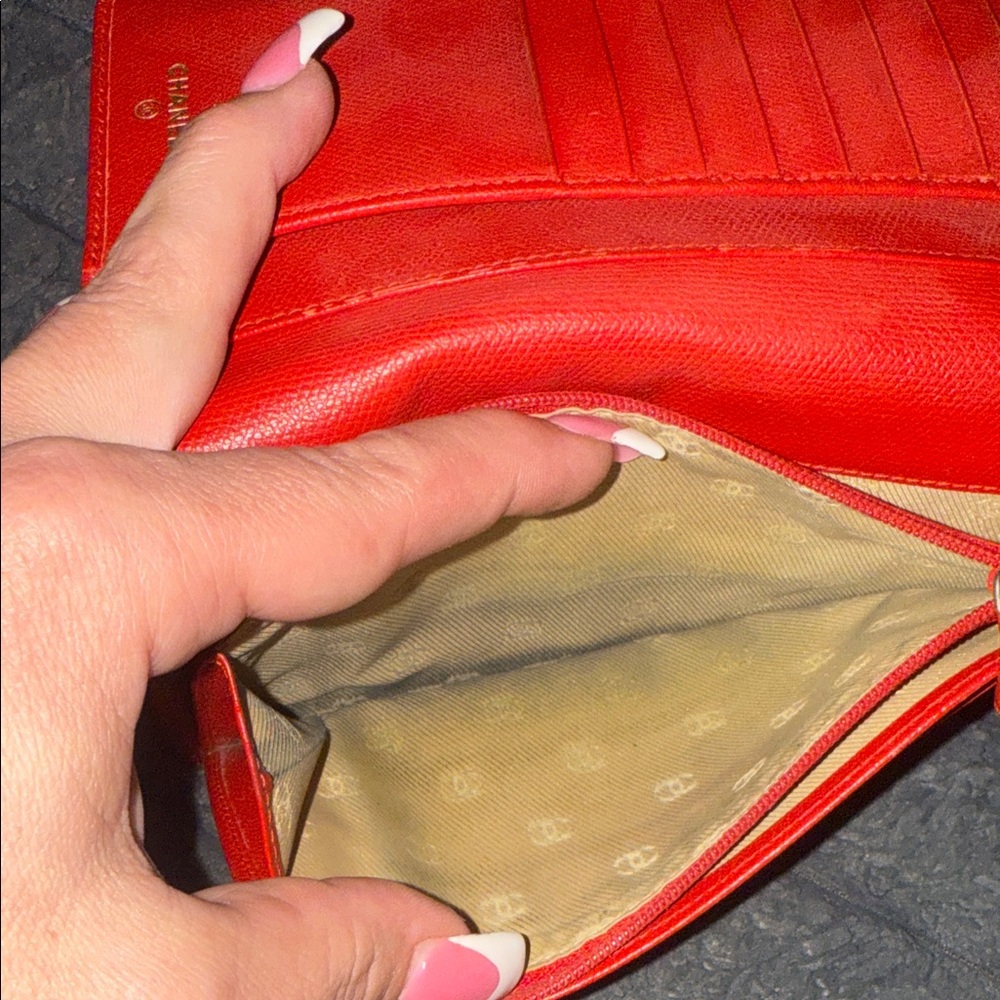 CHANEL Red Wallet - Picture 5 of 9
